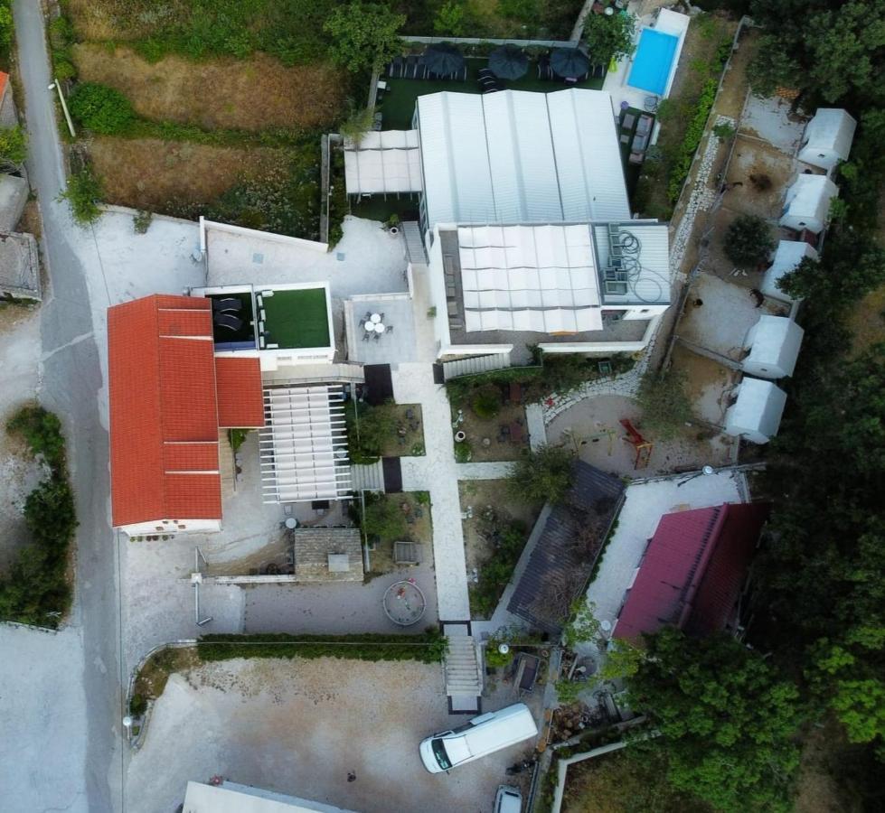 Village Property Trusa Tugare エクステリア 写真