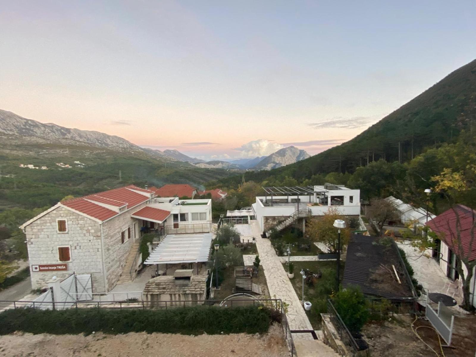Village Property Trusa Tugare エクステリア 写真